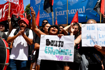 Buenos Aires, Argentina.- En las fotos tomadas el 22 de febrero del 2024, organizaciones sociales, movimientos estudiantiles y sindicatos, realizaron una manifestación frente al Ministerio de Educación Nacional (Plaza Pizzurno) en reclamo de kits escolares. Además lanzaron una gran campaña de solidaridad juntando útiles escolares y zapatillas, en todos los barrios, escuelas y facultades.