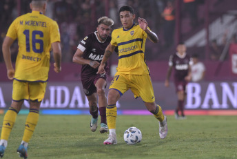 Buenos Aires, Argentina.- En las fotos tomadas el 18 de febrero del 2024, durante el partido Boca vs. Lanús, por el Grupo B de la Copa de la Liga en La Fortaleza. Lanús derrotó 2-1 a Boca Juniors y le arrebató el invicto de cara al Superclásico del próximo domingo en el Monumental. Con la derrota, Boca quedó séptimo en la Zona B y se las verá con River en el Monumental, en la fecha de clásicos de la Copa de la Liga.