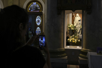 Buenos Aires, Argentina.- En las fotos tomadas el 9 de febrero del 2024, durante la misa celebrada en la Basílica de La Piedad, por Monseñor Rubén Frassia y el parroco Raúl Laurenzena. La canonización de Mama Antula, se llevará a cabo el domingo el papa Francisco en la basílica de San Pedro transformándola en la primera santa de Argentina.