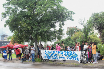 Jujuy, Argentina.- In the photos taken on February 26, 2024, the two men arrested for replicating ironic posts on social networks about the former governor of Jujuy Gerardo Morales and his wife, regained their freedom when the prison was released preventive measures that they suffered for the last 60 days in a prison in the provincial capital, judicial sources reported.