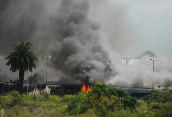 Buenos Aires, Argentina.- En las fotos tomadas el 27 de febrero del 2024, seis vagones en desuso del tren Roca, que se encuentran en los talleres cercanos a la estación Gerli, en el partido bonaerense de Avellaneda, se incendiaron sin afectar a unidades que forman parte del servicio ni provocar mayores daños, informaron fuentes que participaron del operativo de combate de las llamas.