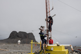 Antártida.- En las fotos tomadas el 22 de febrero del 2024, autoridades del Instituto Antártico Argentino conmemoraron los 120 años de presencia ininterrumpida en la Antártida, con una fuerte apuesta a la ciencia, la técnica y la cooperación, lo que define a la Argentina como país "bicontinental". El 22 de febrero de 1904 Argentina inauguró la base Observatorio Orcadas del Sur, luego llamada Orcadas, primera y por varias décadas única presencia permanente de la humanidad en la Antártida. Desde abril de 1951 las investigaciones científicas de Argentina en la Antártida son coordinadas por el Instituto Antártico Argentino (IAA).