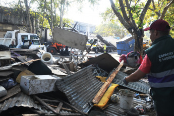 Buenos Aires, Argentina.- En las fotos tomadas el 29 de febrero del 2024, el Gobierno de la Ciudad de Buenos Aires realizó un operativo de desalojo en una de las entradas al Barrio Padre Carlos Mugica y de acceso a la terminal de ómnibus, que había sido ocupada ilegalmente hace cinco años para el funcionamiento de una feria informal y en la que se vendían artículos robados, entre otros productos.