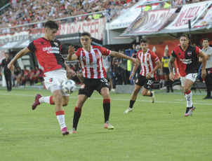 Buenos Aires, Argentina.- En las fotos tomadas el 19 de febrero del 2024, Estudiantes enfrenta a Newell's, en el cierre de la 6ª fecha de la Copa de la Liga Argentina en el estadio Jorge Luis Hirsch. Estudiantes de La Plata venció a Newell’s Old Boys con dos goles del uruguayo Mauro Méndez para ganar 2-0, subiendo al segundo puesto de la Zona B de la Copa de la Liga del fútbol argentino.