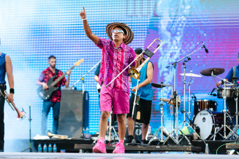 Neuquén, Argentina.- En las fotos tomadas el 12 de febrero del 2024, cerca de 300 mil espectadores asisten a la undécima edición de la Fiesta Nacional de la Confluencia, en Neuquén, con artistas como el rapero Dillom y la banda de cumbia La Delio Valdez (foto).