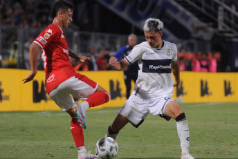 Buenos Aires, Argentina.- In the photos taken on February 13, 2024, during the match between Gimnasia and Esgrima La Plata and Huracán for the fifth date of the Zone A of the Professional Football League Cup at the Estadio Juan Carmelo Zerillo of La Plata. The 'Globo' (nickname of Huracán) was winning with a goal from Mazzantti but Gimnasia reacted and sealed a 3-1 thanks to Domínguez, Mammini and Colman.