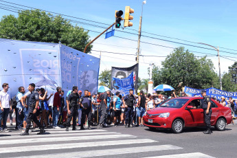 Buenos Aires, Argentina.- En las fotos tomadas el 22 de febrero del 2024, dirigentes y militantes de diversas organizaciones sociales y políticas de la provincia de Buenos Aires realizaron una nueva jornada de protesta "contra el hambre" con distintas concentraciones en accesos a la ciudad de Buenos Aires, con cortes parciales de tránsito, en reclamo de asistencia alimentaria para los comedores comunitarios, entre otras demandas.