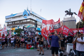 Neuquén, Argentina.- En las fotos tomadas el 6 de febrero del 2024, la Multisectorial Neuquén se movilizó en rechazo a la ley Ómnibus en el Monumento a San Martín de la capital neuquina. La movilización por las calles del centro neuquino se llenó de cánticos y festejo, por la caída de la Ley Ómnibus del Gobierno de Javier Milei, pero "la pelea continúa", aseguraron los manifestantes, que continuarán "por tirar abajo el conjunto del ajuste".