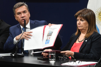 Chaco, Argentina.- En las fotos tomadas el 14 de febrero del 2024, los ministros de Seguridad, Patricia Bullrich (derecha), y de Justicia, Mariano Cúneo Libarona, denunciaron en Casa de Gobierno una red de trata que operaba mediante planes sociales en la provincia de Chaco. En una conferencia de prensa que ofrecieron junto al gobernador de Chaco, Leandro Zdero, en el Salón de Conferencias de la Casa Rosada, los funcionarios explicaron que la red que funcionaba en la provincia estaba "comandada por un con que prostituía mujeres a cambio de otorgar y administrar sus planes sociales".