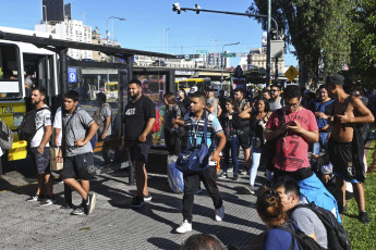 Buenos Aires, Argentina. - In the photos taken on February 21, 2024, delays and long lines of passengers are recorded at bus stops in Buenos Aires. The La Fraternidad union has been carrying out a 24-hour train strike since midnight tonight that affects the entire railway service, to demand "a salary recomposition" of what was lost due to the inflationary increase.