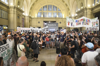 Buenos Aires, Argentina.- En la foto tomada el 20 de febrero de 2024, masiva protesta de trabajadores ferroviarios en la estación Constitución en la previa al paro de trenes previsto para este miércoles.