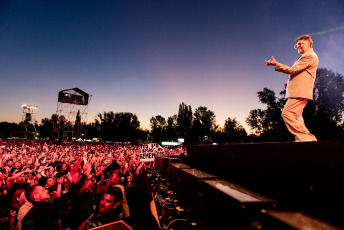 Neuquén, Argentina.- In the photos taken on February 13, 2024, more than 250 thousand spectators attended the National Confluencia Festival, which brought together in its eleventh edition a good part of the artists of the new scene and with the presentation by Fito Páez on the fourth day of the festival.