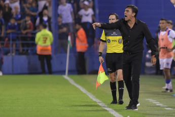 Buenos Aires, Argentina.- En las fotos tomadas el 26 de febrero del 2024, durante el partido entre Vélez Sarsfield y Tigre en un partido correspondiente a la fecha 7 de la Copa de la Liga en el estadio José Amalfitani. Vélez Sarsfield igualó 2-2 a Tigre. Vélez es octavo en la Zona A del torneo, mientras que Tigre es último en el Grupo B y aún no ganó en el certamen.