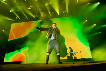 Neuquén, Argentina.- En las fotos tomadas el 12 de febrero del 2024, cerca de 300 mil espectadores asisten a la undécima edición de la Fiesta Nacional de la Confluencia, en Neuquén, con artistas como el rapero Dillom (foto) y la banda de cumbia La Delio Valdez.