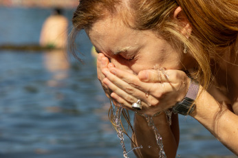 Rio Negro, Argentina.- En las fotos tomadas el 5 de febrero del 2024, argentinos soportan las altas temperaturas que se registraron en todo el país. Al menos 30 ciudades superaron los 35° de temperatura y cinco de ellas los 40°, según el Servicio Meteorológico Nacional, que registró una de las jornadas de más calor de este 2024 en la Argentina. Las ciudades del norte y el centro del país fueron las más calurosas.