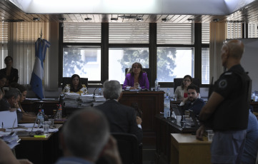 Mendoza, Argentina.- En las fotos tomadas el 27 de febrero del 2024, el destituido juez federal de Mendoza Walter Bento, acusado de liderar una asociación ilícita que pedía dinero a cambio de favores en las causas que instruía, volvió a declarar ante el Tribunal Oral Federal 2 y durante varias horas negó rotundamente ser líder de una asociación ilícita que pedía coimas a imputados federales, en tanto que al mismo tiempo reiteró denuncias en contra del fiscal del caso, Dante Vega.