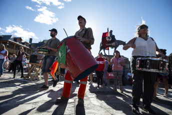 Bariloche, Argentina.- En las fotos tomadas el 31 de enero del 2024, organizaciones sociales y vecinos se convocaron en el centro cívico de la ciudad en rechazo a la Ley Omnibus que se debate en Diputados. Las protestas para expresar el desacuerdo a las reformas de Milei se presentaron en Buenos Aires, pero se extendieron en otras partes del país, como Neuquén, Bariloche y Viedma.