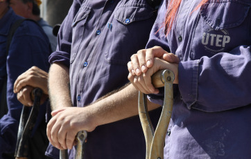 Buenos Aires, Argentina.- En las fotos tomadas el 29 de febrero del 2024, militantes y dirigentes de la Unión de Trabajadores y Trabajadoras de la Economía Popular (Utep) realizaron una concentración y protesta en las inmediaciones del Ministerio de Economía "para defender el trabajo de la economía popular", entre otras demandas.