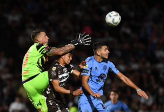 Buenos Aires, Argentina.- En las fotos tomadas el 15 de febrero del 2024, durante el partido entre Platense y Belgrano de Córdoba, en un partido válido por la quinta fecha de la Zona B de la Copa de la Liga Profesional en Vicente López. Platense y Belgrano igualaron 1 a 1. Así, el "Calamar" quedó en noveno puesto de la Zona B y el ‘Pirata’ en el penúltimo, sin conocer la victoria.