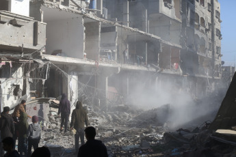 Franja de Gaza, Palestina.- En la fotografía tomada el 24 de febrero de 2024 se muestra un edificio destruído en un ataque aéreo israelí en la ciudad de Rafah, en el sur de la Franja de Gaza. Al menos ocho palestinos, entre ellos un niño, murieron en un ataque aéreo israelí dirigido a una casa en la ciudad de Rafah, confirmaron el sábado fuentes médicas palestinas.