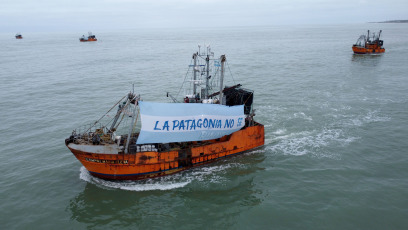 Chubut, Argentina.- In the photos taken on February 26, 2024, 52 boats from the fishing fleet claim Rawson in support of the governor of Chubut, Ignacio Torres, who launched a threat to the Nation for stopping the sending of funds of federal co-participation. The Patagonian province claims the illegal retention of $13.5 billion and threatens to cut off the supply of crude oil and gas.