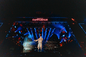 Neuquén, Argentina.- En las fotos tomadas el 12 de febrero del 2024, cerca de 300 mil espectadores asisten a la undécima edición de la Fiesta Nacional de la Confluencia, en Neuquén, con artistas como el rapero Dillom y la banda de cumbia La Delio Valdez.