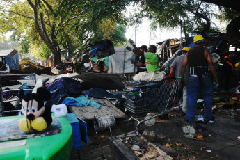 Buenos Aires, Argentina.- En las fotos tomadas el 29 de febrero del 2024, el Gobierno de la Ciudad de Buenos Aires realizó un operativo de desalojo en una de las entradas al Barrio Padre Carlos Mugica y de acceso a la terminal de ómnibus, que había sido ocupada ilegalmente hace cinco años para el funcionamiento de una feria informal y en la que se vendían artículos robados, entre otros productos.