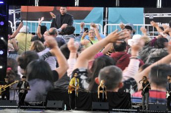 Mar del Plata, Argentina.- En las fotos tomadas el 13 de febrero del 2024, miles de personas disfrutaron de la fiesta Bresh, el evento que combina los principales hits musicales bailables, con puestas en escena originales, presencia de destacados DJ, cerraron los festejos por el 150° aniversario de Mar del Plata.