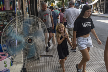 Buenos Aires, Argentina.- En las fotos tomadas el 6 de febrero del 2024, muestra las calles de Buenos Aires en medio de la ola de calor que atraviesa el país. Argentina está enfrentando una ola de calor intensa y persistente en gran parte de su territorio, siendo la zona más calurosa de América. Junto con Australia, Argentina lidera las zonas más calientes de todo el hemisferio sur con marcas térmicas extremas y persistentes.