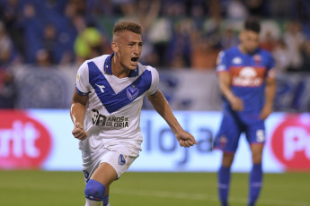 Buenos Aires, Argentina.- En las fotos tomadas el 26 de febrero del 2024, durante el partido entre Vélez Sarsfield y Tigre en un partido correspondiente a la fecha 7 de la Copa de la Liga en el estadio José Amalfitani. Vélez Sarsfield igualó 2-2 a Tigre. Vélez es octavo en la Zona A del torneo, mientras que Tigre es último en el Grupo B y aún no ganó en el certamen.