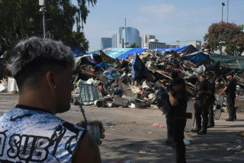 Buenos Aires, Argentina.- En las fotos tomadas el 29 de febrero del 2024, el Gobierno de la Ciudad de Buenos Aires realizó un operativo de desalojo en una de las entradas al Barrio Padre Carlos Mugica y de acceso a la terminal de ómnibus, que había sido ocupada ilegalmente hace cinco años para el funcionamiento de una feria informal y en la que se vendían artículos robados, entre otros productos.