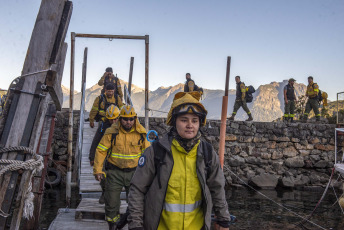 Patagonia, Argentina.- In the photos taken on February 15, 2024, fire departments fight forest fires in the Nahuel Huapi National Park, 30 kilometers from Bariloche. More than a week after the fire started, some 600 hectares of native forest on the southern coast of the Tristeza Arm of Lake Nahuel Huapi have already been affected, according to official information.