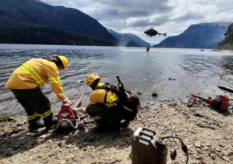 Chubut, Argentina.- En las fotos tomadas el 9 de febrero del 2024, las tareas de los brigadistas que combaten el incendio forestal desatado en el Parque Nacional Nahuel Huapi, permanecen condicionadas por el alerta de tormenta eléctrica para la zona. La Intendencia del Parque Nacional Nahuel Huapi radicó una denuncia ante el Juzgado Federal para iniciar una investigación con el objetivo de “identificar a los responsables y tomar las medidas pertinentes”.