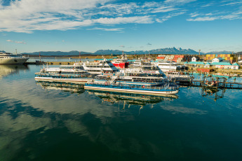 Buenos Aires, Argentina.- In the photos taken on February 26, 2024, people visit the tourist city of Ushuaia, Argentina. The president of the Provincial Directorate of Ports, Roberto Murcia, highlighted the normality of operations at the port of Ushuaia despite port conflicts in other regions of the country and reported on a record cruise and tourism season, with a significant increase in movement. of passengers.