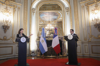 Buenos Aires, Argentina.- En las fotos tomadas el 19 de febrero del 2024, la canciller argentina, Diana Mondino (izquierda), y el ministro de Exteriores francés, Stéphane Séjourné (right), en una reunión que mantuvieron en Buenos Aires. Los ministros, no descartaron que las prolongadas y complejas negociaciones de un acuerdo de asociación estratégica entre el Mercosur y la Unión Europea (UE) prosigan de manera "fraccionada" o se busquen acuerdos en áreas específicas, más allá de la comercial.