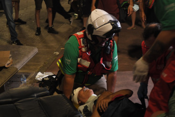 Buenos Aires, Argentina.- En las fotos tomadas el 1 de febrero del 2024, nuevos enfrentamientos entre policías y manifestantes se produjeron a las afueras del Congreso durante el debate en la Cámara de Diputados de la denominada ley Bases, lo que llevó a legisladores del kirchnerismo y la izquierda a presentar una moción para suspender la sesión, lo que fue rechazado por la mayoría del cuerpo legislativo.