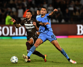 Buenos Aires, Argentina.- En las fotos tomadas el 15 de febrero del 2024, durante el partido entre Platense y Belgrano de Córdoba, en un partido válido por la quinta fecha de la Zona B de la Copa de la Liga Profesional en Vicente López. Platense y Belgrano igualaron 1 a 1. Así, el "Calamar" quedó en noveno puesto de la Zona B y el ‘Pirata’ en el penúltimo, sin conocer la victoria.