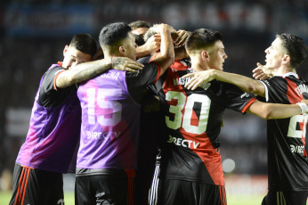 Santa Fe, Argentina.- En las fotos tomadas el 7 de febrero del 2024, River Plate enfrenta a Excursionistas, que milita en la Primera B, por los 32avos. de final de la Copa Argentina en el estadio Brigadier General Estanislao López de Santa Fe. Con goles de Borja, Mastantuono y Ruberto, River Plate venció 3-0 a Excursionistas y avanzó en la Copa Argentina.