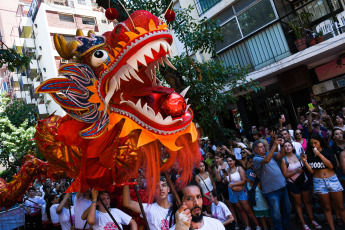 Buenos Aires, Argentina.- En las fotos tomadas el 11 de febrero del 2024, miles de personas participaron en el Barrio Chino de Belgrano de las celebraciones para recibir el Año Nuevo Lunar, el 4722 del Dragón de Madera, con actividades que incluyeron dragones danzantes, caligrafía china, actividades culturales, música con instrumentos tradicionales y bailes típicos.