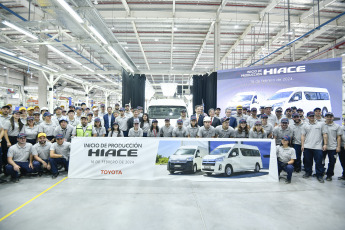 Buenos Aires, Argentina.- En las fotos tomadas el 16 de febrero del 2024, durante la inauguración de la planta de Toyota en Zárate. La automotriz japonesa Toyota inició la producción del utilitario Hiace, en una nueva nave industrial. El vehículo, que se produce en sus versiones Commuter y Furgón L2H2, arranca con una capacidad productiva anual de 4000 unidades, con el objetivo de llegar a las 10.000 a mediano plazo, informó la automotriz.