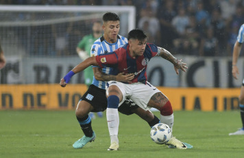 Avellaneda, Argentina.- En la fotografía tomada el 9 de febrero de 2024 en el Estadio de Racing Club se muestran escenas del partido disputado entre el equipo local y San Lorenzo de Almagro. Adrián Martínez convirtió tres goles para Racing, mientras que Mura consiguió el único tanto para San Lorenzo.