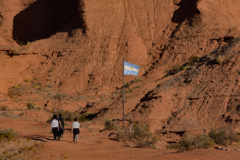 San Luis, Argentina.- En las fotos tomadas el 1 de febrero del 2024, el Parque Nacional Sierras de las Quijadas (PNSQ), en San Luis, comunicó el cierre de acceso al público hasta el sábado debido a la ola de calor que afecta a la provincia. Argentina atraviesa una ola de calor, con alerta por temperaturas muy elevadas en la zona oeste del país y también en el sur de la provincia de Buenos Aires. "Desde el norte de Patagonia hasta el norte de Argentina habrá temperaturas máximas entre los 35 y 42 grados celsius y temperaturas mínimas entre los 22 y 26 grados celsius", informó el Servicio Meteorológico Nacional (SMN).