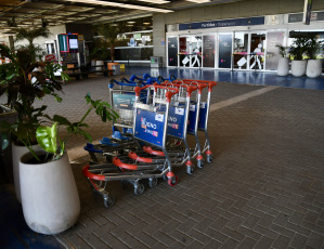 Buenos Aires, Argentina.- In the photos taken on February 28, 2024, more than 35,000 passengers are affected by the force measure carried out since midnight by the aeronautical unions that provide ramp services and that forced the airlines to cancel around 400 services throughout the country.