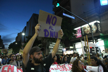 Buenos Aires, Argentina.- En las fotos tomadas el 21 de febrero del 2024, el Centro de Estudiantes de la Facultad de Filosofía y Letras de la Universidad de Buenos Aires (UBA), realizó un "cacerolazo" para reclamar por "presupuesto universitario, boleto educativo y salario digno para docentes y no docentes".