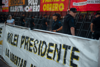 Buenos Aires, Argentina.- En la foto tomada el 1 de marzo de 2024, organizaciones sociales y de izquierda realizaban por la noche una manifestación frente al Congreso en protesta de las políticas impulsadas por el Gobierno del presidente Javier Milei, quien dió su discurso ante la Asamblea Legislativa para dejar inaugurado el período de sesiones ordinarias.