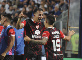 Buenos Aires, Argentina.- En las fotos tomadas el 29 de febrero del 2024, Instituto de Córdoba se enfrenta a Gimnasia en el marco de la fecha 8 de la Copa de la Liga Profesional de Fútbol (LPF), en la cancha de Gimnasia. El gol del partido para el local lo anotó Benjamín Domínguez (14' 2T). Mientras que los goles de visitante los hicieron Facundo Suárez (26' 1T), Damián Puebla (21' 2T, de penal) y Jonathan Bay (38' 2T).