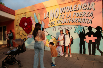 La Pampa, Argentina.- En las fotos tomadas el 29 de febrero del 2024, en la escuela 25 de Santa Rosa todo el grupo familiar, docente y no docente participó del inicio del ciclo lectivo. Este viernes, empiezan las clases para 4,2 millones de estudiantes en las provincias de Buenos Aires y La Pampa, pero habrá paro en el inicio en Tierra del Fuego. El comienzo de clases llega en medio de un escenario de conflicto, cuando se espera un paro nacional de los cuatro gremios docentes afiliados a la CGT (UDA, AMET, SADOP y CEA) para el lunes 4, en coincidencia con la apertura del ciclo lectivo en las provincias que aún no arrancaron.