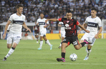 Buenos Aires, Argentina.- In the photos taken on February 29, 2024, Instituto de Córdoba faces Gimnasia within the framework of date 8 of the Professional Football League Cup (LPF), on the Gimnasia field. The goal of the match for the local team was scored by Benjamín Domínguez (14' 2T). While the away goals were scored by Facundo Suárez (26' 1T), Damián Puebla (21' 2T, penalty) and Jonathan Bay (38' 2T).