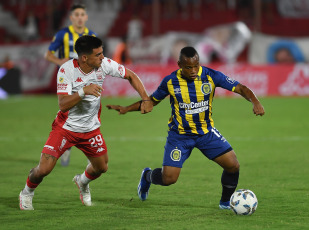 Buenos Aires, Argentina.- In the photos taken on February 29, 2024, during the match between Huracán and Rosario Central for the eighth date of Zone A, at the Tomás Adolfo Ducó stadium. Huracán defeated Rosario Central 2-0 and returned to victory after 6 dates (4 losses and 2 draws).