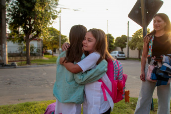 La Pampa, Argentina.- En las fotos tomadas el 29 de febrero del 2024, en la escuela 25 de Santa Rosa todo el grupo familiar, docente y no docente participó del inicio del ciclo lectivo. Este viernes, empiezan las clases para 4,2 millones de estudiantes en las provincias de Buenos Aires y La Pampa, pero habrá paro en el inicio en Tierra del Fuego. El comienzo de clases llega en medio de un escenario de conflicto, cuando se espera un paro nacional de los cuatro gremios docentes afiliados a la CGT (UDA, AMET, SADOP y CEA) para el lunes 4, en coincidencia con la apertura del ciclo lectivo en las provincias que aún no arrancaron.